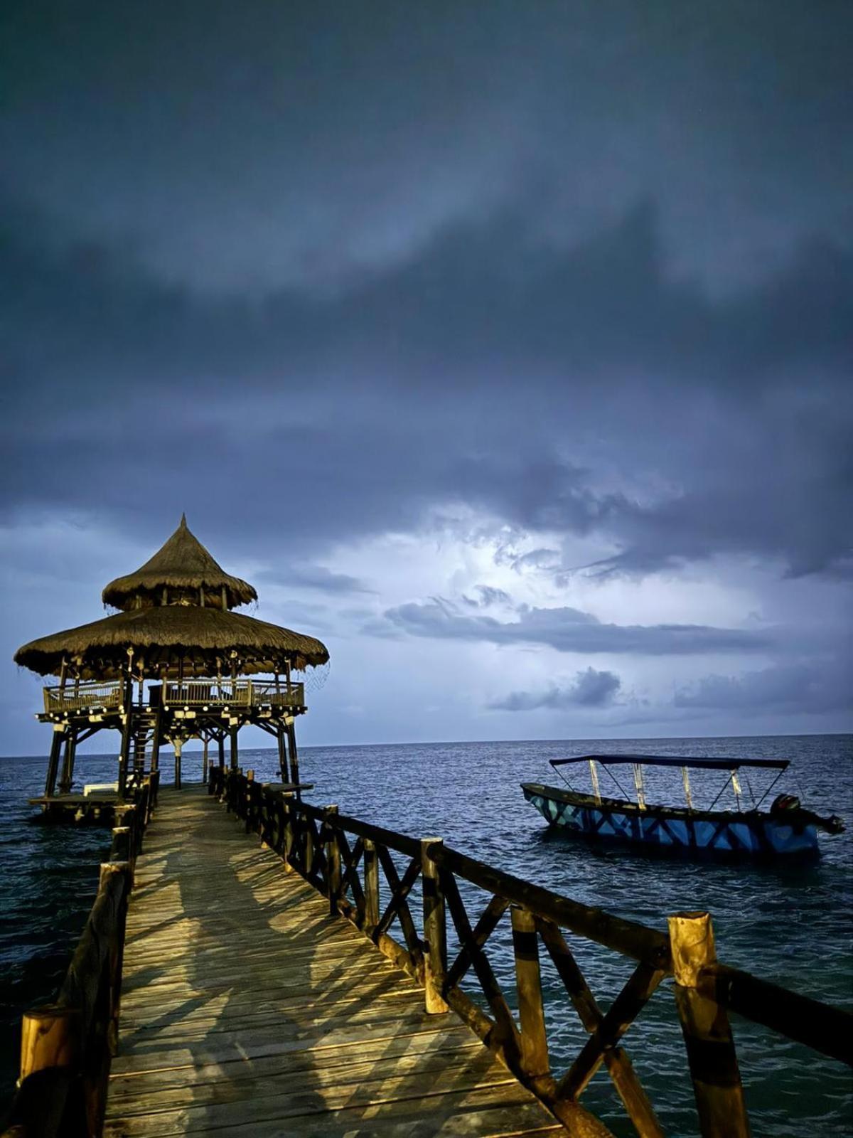 Отель El Embrujo Tintipan Tintipan Island Экстерьер фото